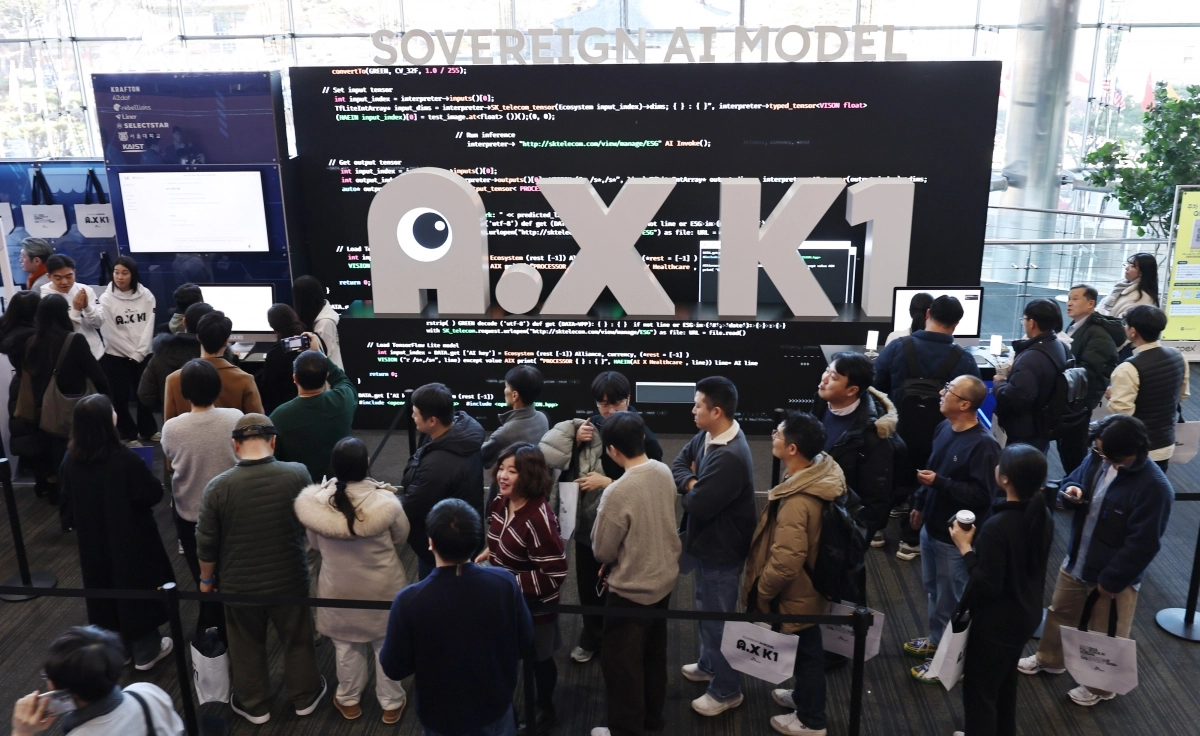과학기술정보통신부와 정보통신산업진흥원(NIPA)이 30일 서울 강남구 코엑스 오디토리움에서 개최한 ‘독자 인공지능(AI) 파운데이션 프로젝트’ 1차 발표회에서 참관객들이 SK텔레콤의 AI 모델 ‘A.X K1’을 체험하려 줄을 서고 있다. 뉴스1