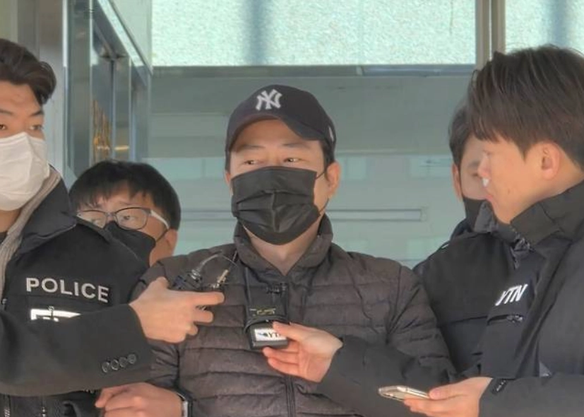 ‘천안 층간소음 살해’ 피의자 양민준이 지난 12일 천안동남경찰서를 나서며 취재진 질문에 답하고 있다. 서울신문DB