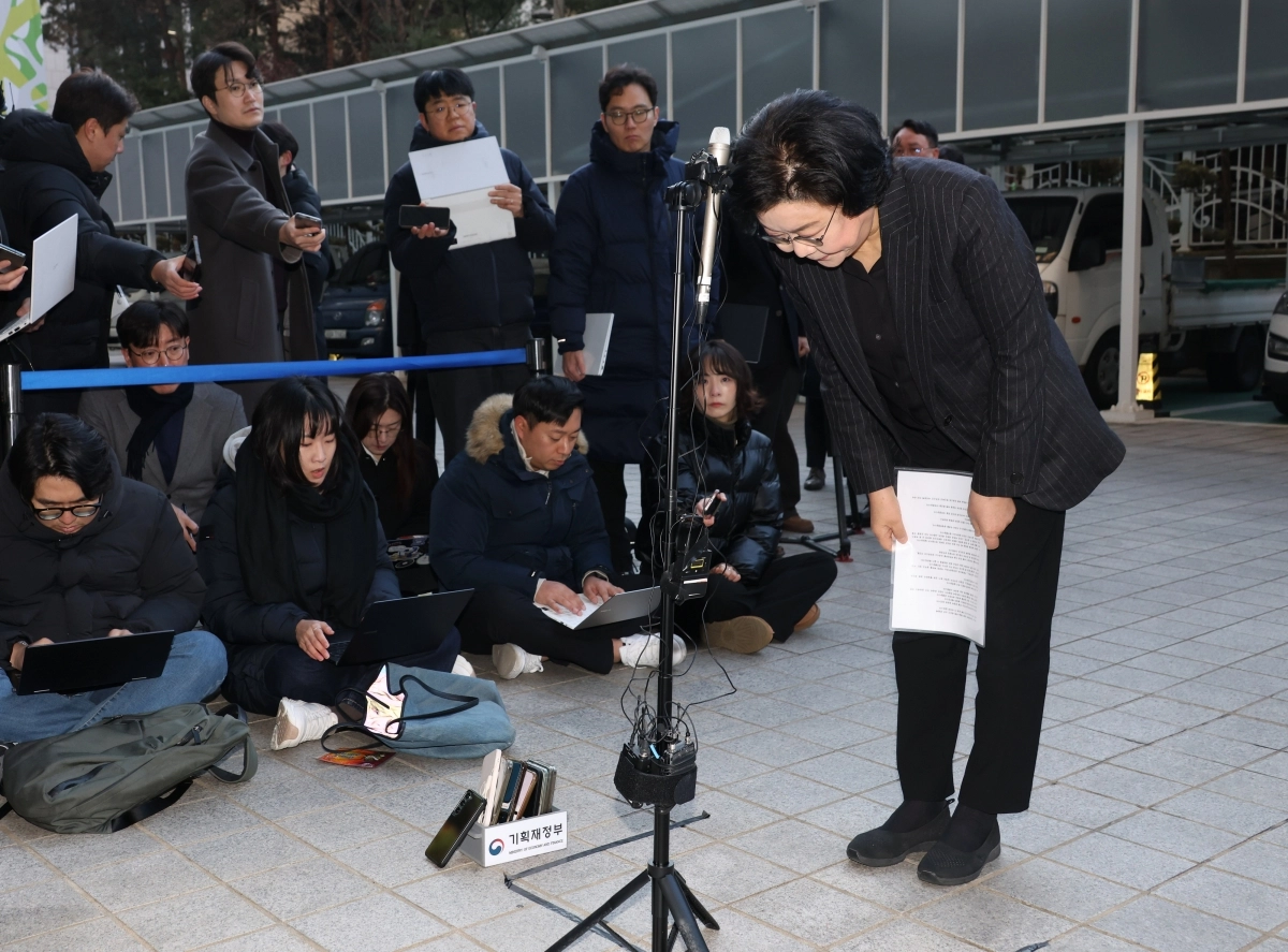 이혜훈 기획예산처 장관 후보자가 30일 서울 중구 예금보험공사에 마련된 인사청문회 준비 사무실로 출근하며 과거 자신이 윤석열 전 대통령 탄핵에 반대했던 것에 대해 고개 숙여 사과하고 있다. 연합뉴스