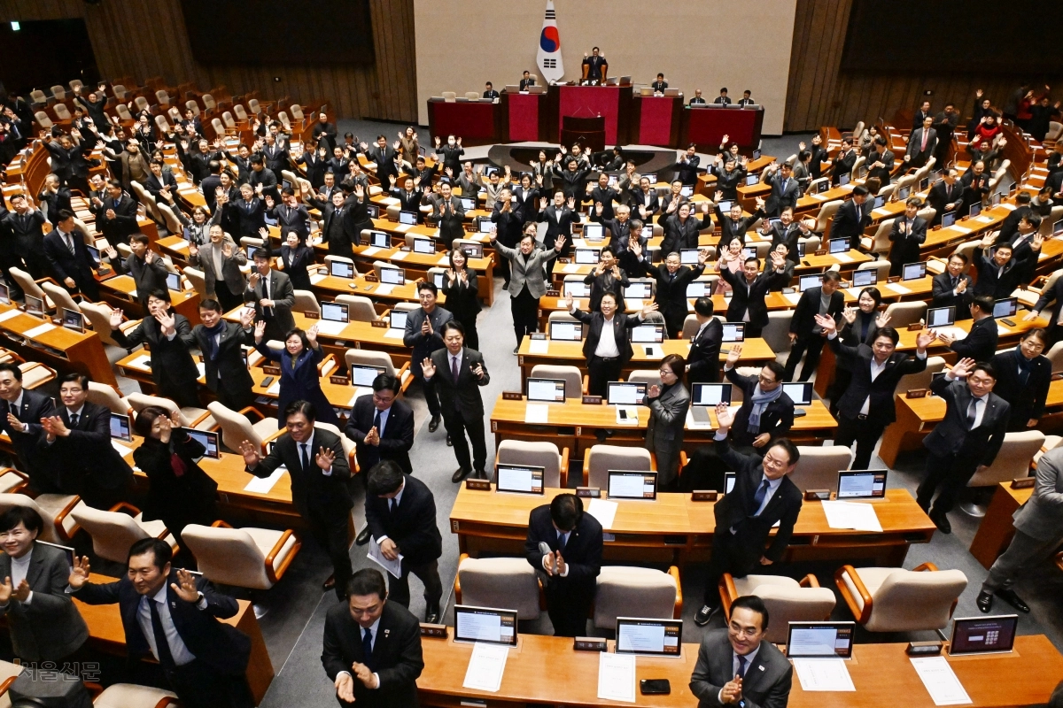 2025 마지막 본회의… 여야 나란히 ‘굿바이 인사’