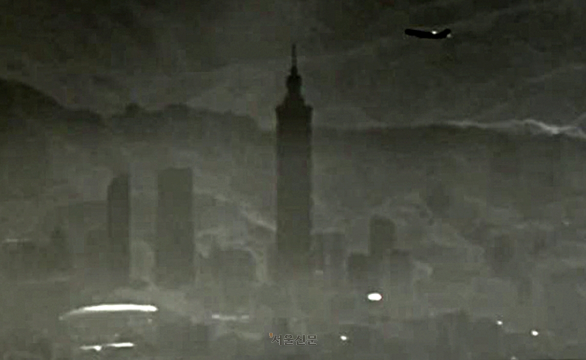 대만 포위 훈련 중인 중국군이 지난해 12월 29일 공개한 영상에 대만 타이베이 랜드마크 건물인 ‘타이베이101’의 모습이 보이고 있다. 중국군호 웨이보 캡쳐