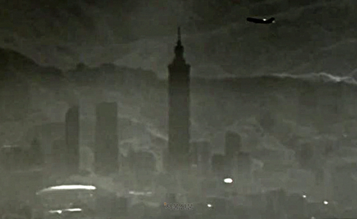 대만 포위 훈련 중인 중국군이 지난해 12월 29일 공개한 영상에 대만 타이베이 랜드마크 건물인 ‘타이베이101’의 모습이 보이고 있다. 중국군호 웨이보 캡쳐