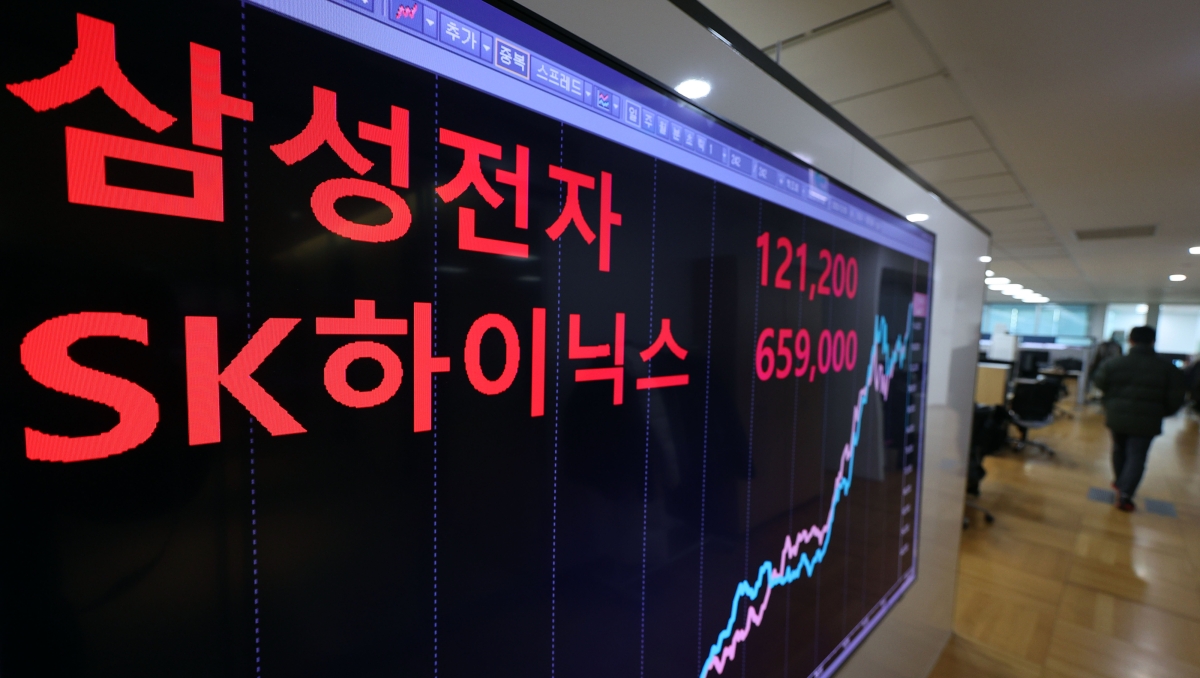 지난해 12월 서울 종로구 연합인포맥스에 설치된 모니터에 삼성전자·SK하이닉스 장중 최고가가 표시되고 있다. 2025.12.30. 연합뉴스