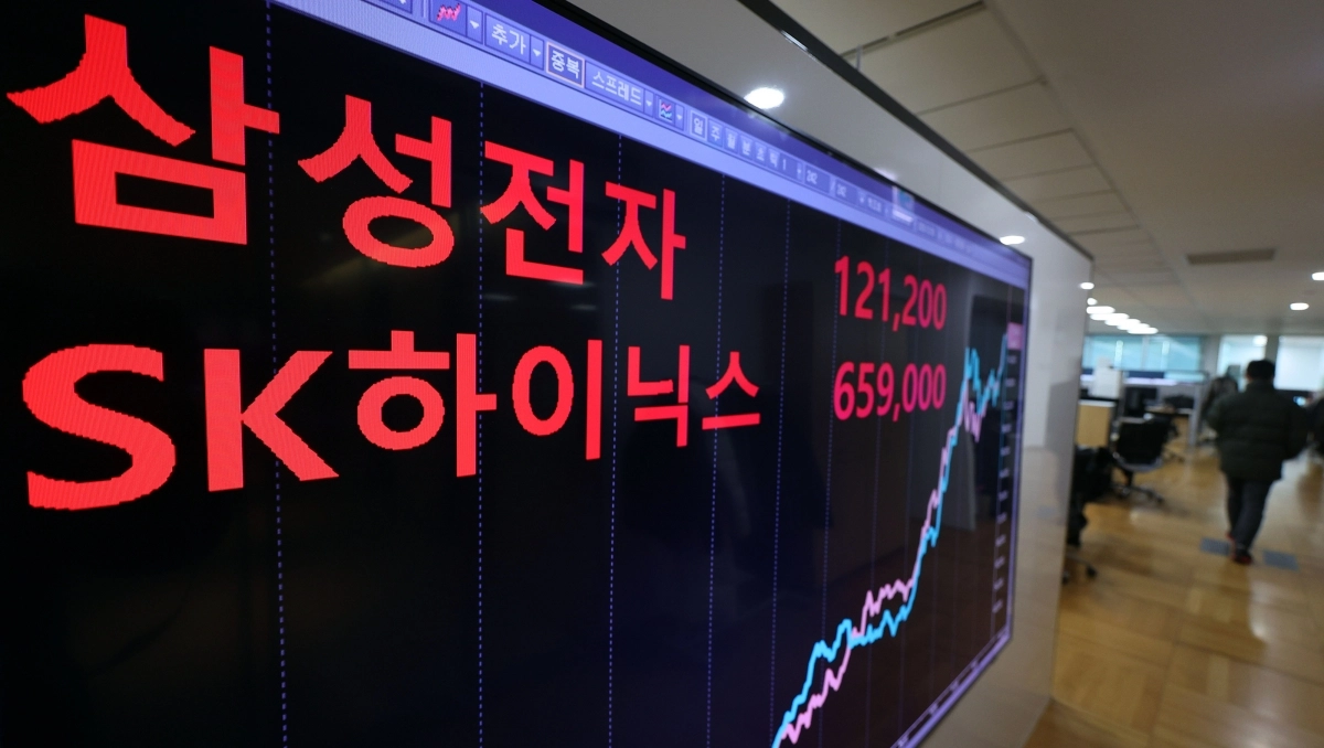 삼성전자와 SK하이닉스가 나란히 장중·종가 기준 최고치를 경신한 30일 서울 종로구 연합인포맥스에 설치된 모니터에 삼성전자·SK하이닉스의 장중 최고가가 표시돼 있다. 연합뉴스