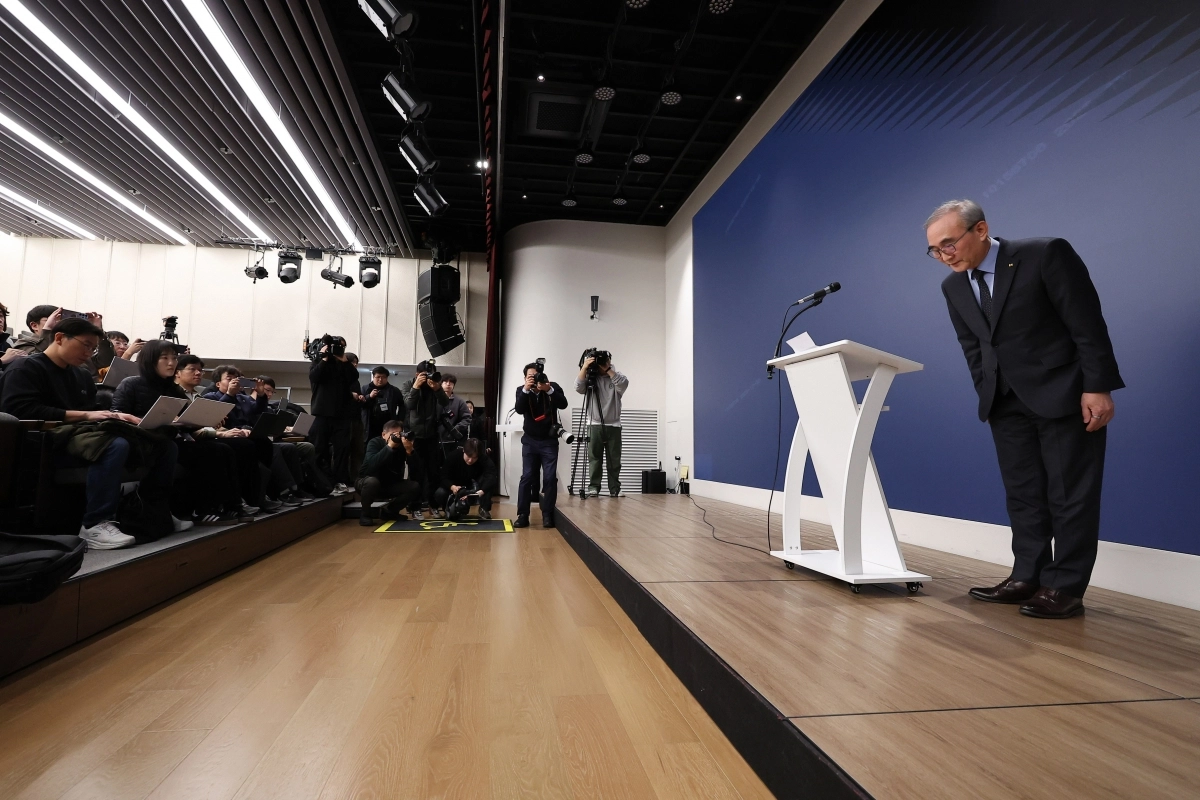 다시 머리 숙인 김영섭 KT 대표 “깊이 사과”
