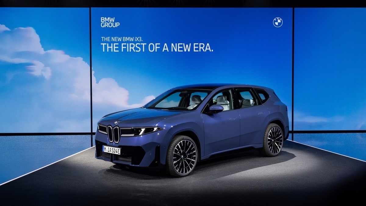 BMW가 지난 9월 공개한 차세대 전기차 ‘뉴 iX3 BMW’(사진)에 삼성전자의 차량용 프로세서인 ‘엑시노스 오토 V720’이 탑재된 것으로 30일 알려졌다. BMW 제공