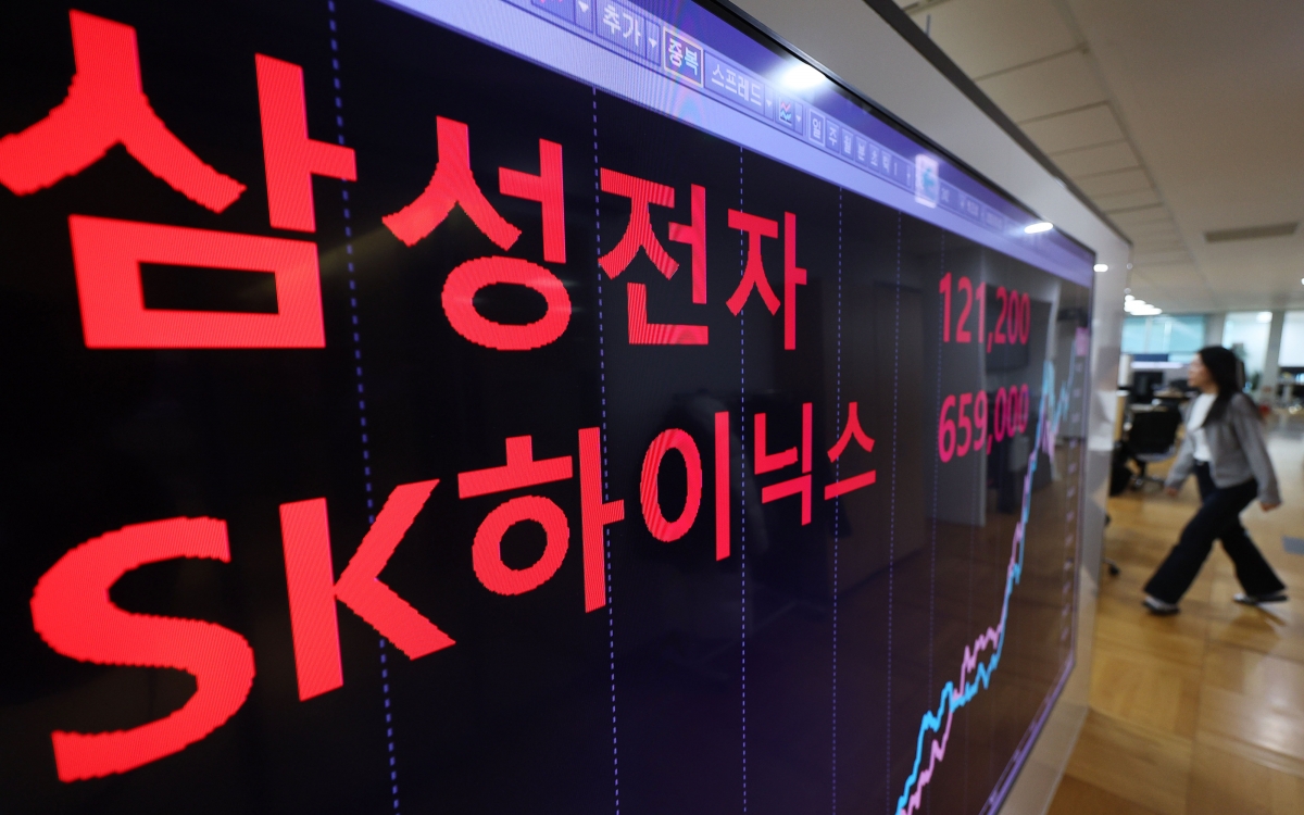 삼성전자 주가가 30일 장중 사상 처음으로 ‘12만전자’를 기록했다. SK하이닉스도 66만원에 바짝 다가서며 역대 최고가를 새로 썼다. 삼성전자 주가가 장중 12만원을 돌파한 것은 사상 처음이다. 장중에는 한때 12만1천200원까지 올라 역대 최고가를 경신했다. SK하이닉스도 장중에는 65만9천원까지 올라 사상 최고가를 새로 썼다. 이날 서울 종로구 연합인포맥스에 설치된 모니터에 삼성전자·SK하이닉스 장중 최고가가 표시되고 있다. 2025.12.30  연합뉴스