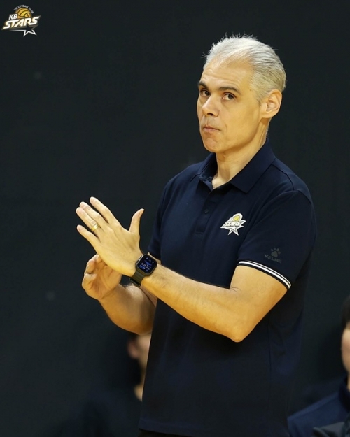 KB손해보험의 레오나르도 카르발류 감독. KB손해보험 배구단 제공