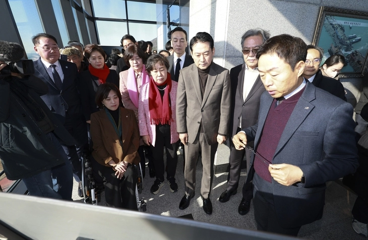 국민의힘 장동혁 대표가 30일 전북 김제 새만금 33센터에서 새만금 사업과 관련한 설명을 듣고 있다.  장 대표는 앞서 전남 해남에선 “당성이 부족한 인사에 대한 조치”를 언급했다. 국민의힘 제공