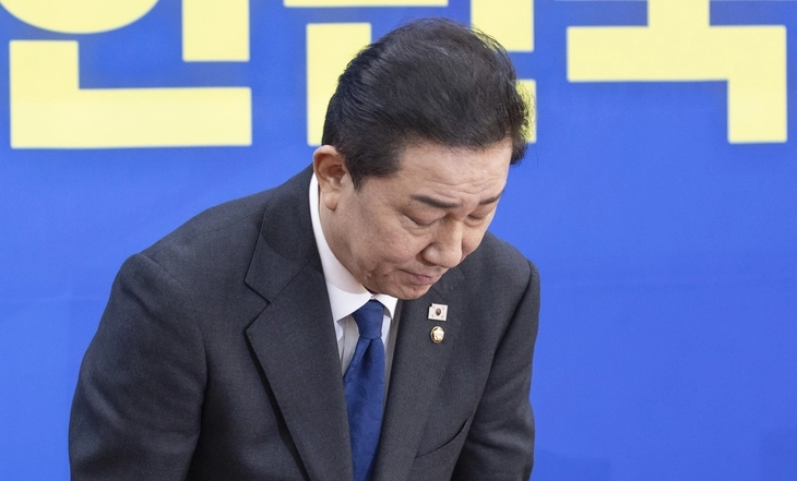 더불어민주당 김병기 원내대표가 30일 국회에서 열린 민주당 원내대책회의에서 본인 의혹 관련해 사퇴 의사를 밝힌 뒤 고개숙여 사과하고 있다. 2025.12.30 연합뉴스