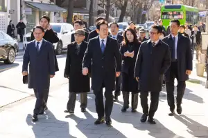 “어릴 적 주식” 청와대 간 李대통령, 수제비 외식…줄 서서 기다렸다