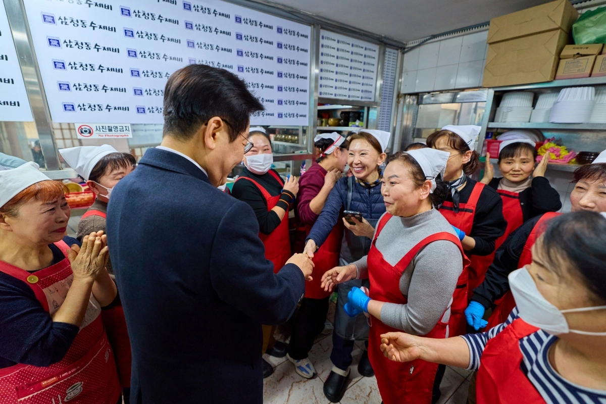 이재명 대통령, 청와대 인근 식당 깜짝 방문