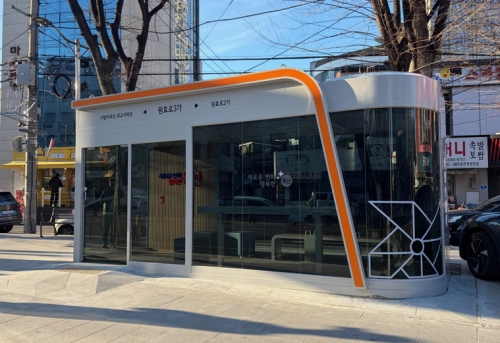 서울 용산구 원효로3가에 설치된 버스정류장 스마트쉼터.   용산구 제공