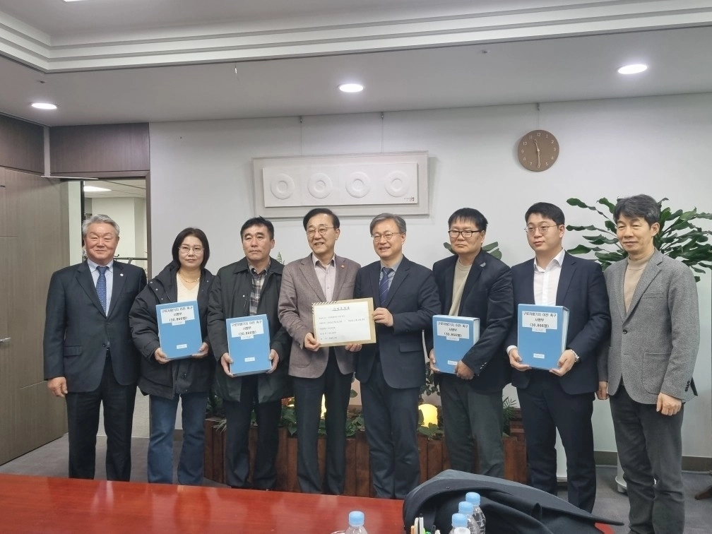장인홍(왼쪽 다섯 번째) 구로구청장이 지난 24일 여의도 국회의원회관에서 김윤덕(네 번째) 국토교통부 장관을 만나 구로차량기지 이전 사업 주민 서명부를 전달하고 있다. 오른쪽 첫 번째는 윤건영 더불어민주당 의원.   구로구 제공