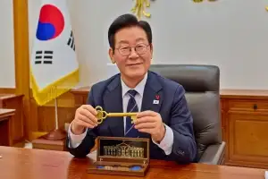 트럼프 “많이 좋아한다” 답례품…李 “이것이 황금열쇠”
