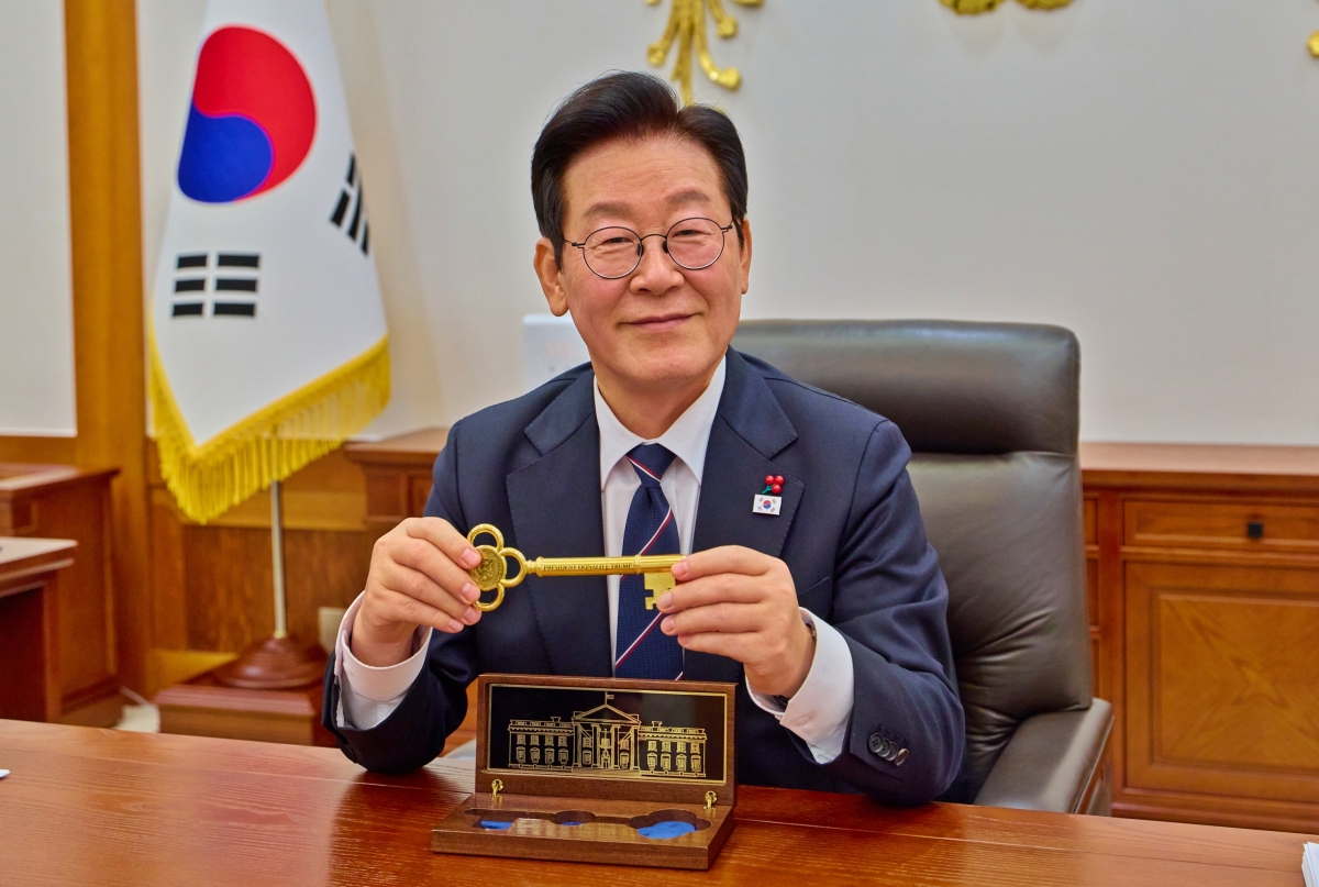 청와대는 이재명 대통령이 도널드 트럼프 미국 대통령으로부터 선물 받은 ‘백악관 황금열쇠’를 개봉하는 모습을 30일 SNS를 통해 공개했다. 이 황금열쇠는 트럼프 대통령이 10월 방한 당시 받은 신라금관 모형에 대한 답례로, 16일 강경화 주미대사와의 환담 자리에서 전달한 백악관 제작 5개 중 마지막 열쇠다. 2025.12.30 이재명 대통령 SNS