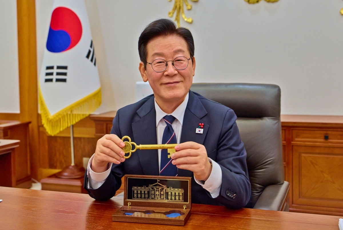 청와대는 이재명 대통령이 도널드 트럼프 미국 대통령으로부터 선물 받은 ‘백악관 황금열쇠’를 개봉하는 모습을 30일 SNS를 통해 공개했다. 이 황금열쇠는 트럼프 대통령이 10월 방한 당시 받은 신라금관 모형에 대한 답례로, 16일 강경화 주미대사와의 환담 자리에서 전달한 백악관 제작 5개 중 마지막 열쇠다. 2025.12.30 이재명 대통령 SNS