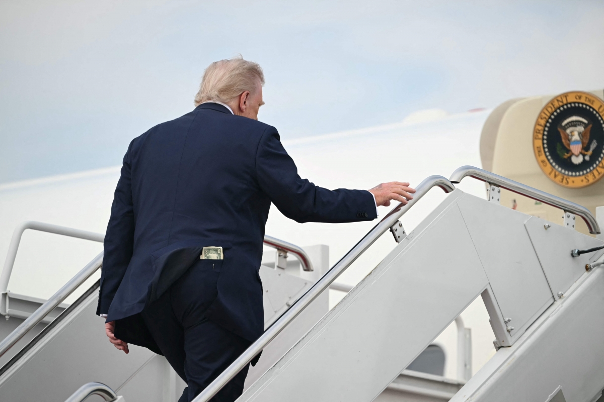 트럼프 뒷주머니에 50달러 지폐