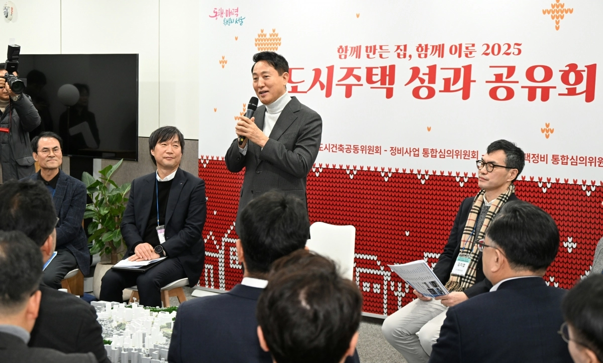 오세훈(왼쪽 세 번째) 서울시장이 30일 서울시청에서 열린 ‘2025 도시주택 성과 공유회’에서 도시계획·정비사업 관련 주요 위원회의 위원들과 대화하고 있다. 서울시 제공