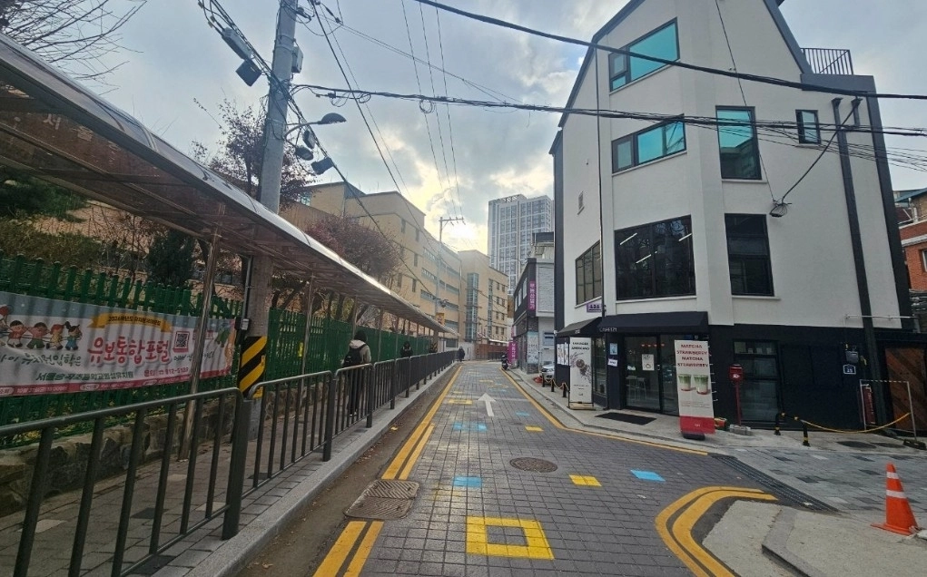 서울 성북구 숭곡초중학교 앞 도로를 확장하고 캐노피를 설치한 이후의 모습. 성북구 제공