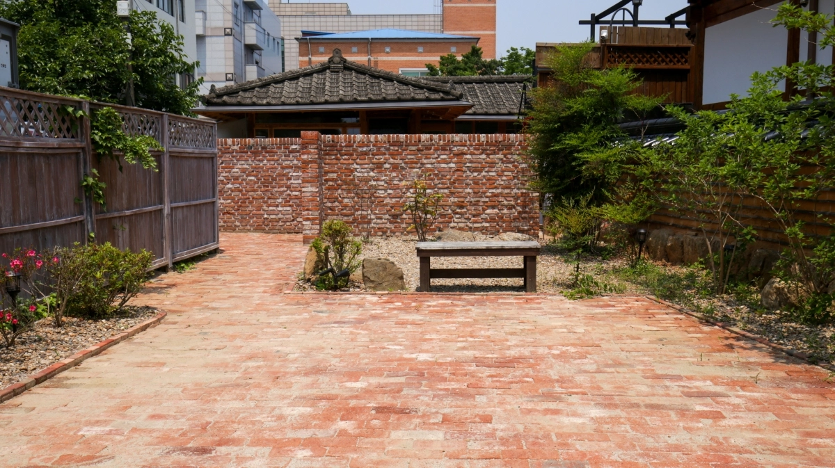 충남 공주 ‘오래된 질문’엔 미로처럼 가벽을 세웠다. 미지의 세계, 철학, 지식을 만나는 과정에 대한 일종의 상징이다. 가온건축 제공