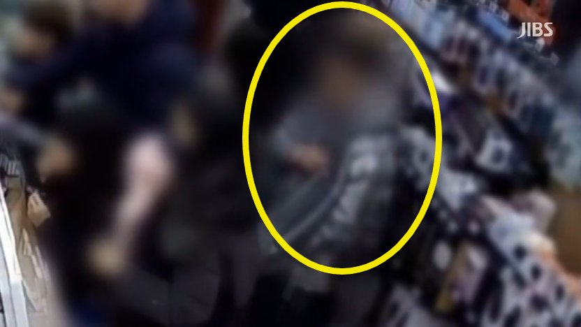 제주도에 무사증으로 입국한 뒤 소매치기 행각을 벌인 중국 국적 30대 남성 A씨가 구속됐다. 사진은 A씨가 지난 25일 제주 시내 한 대형 매장에서 피해 여성의 뒤에 바짝 붙어 옷매무새를 다듬는 척하며 범행을 준비하는 모습. JIBS 보도화면 캡처