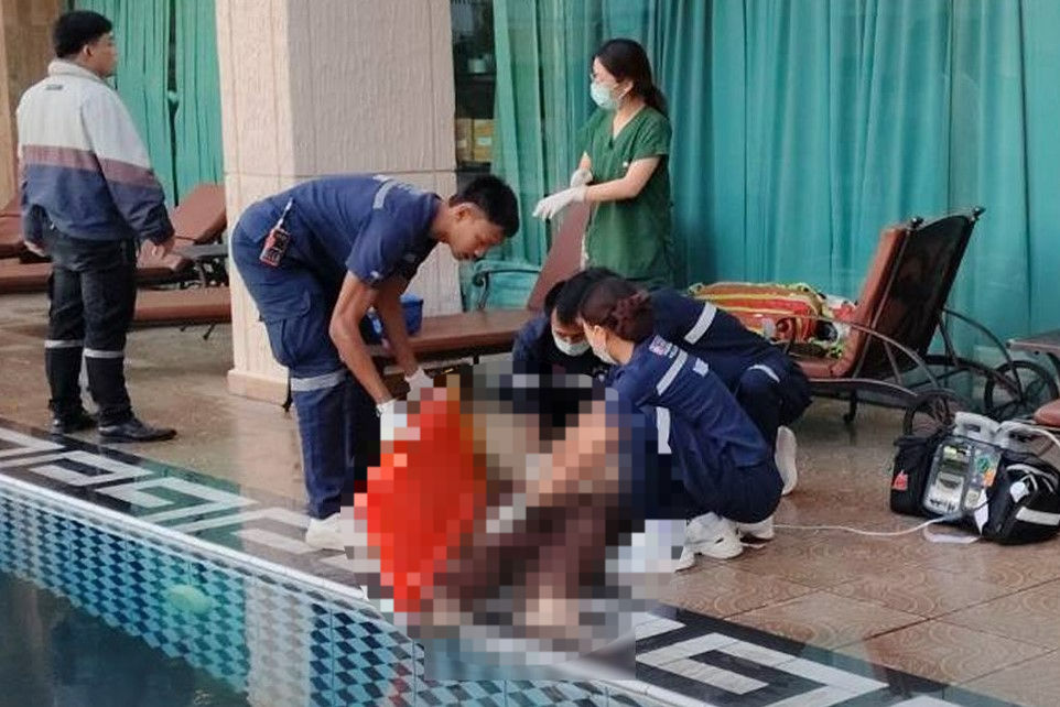 지난 28일(현지시간) 태국 파타야의 한 콘도미니엄 25층에서 야외 수영장으로 추락한 20대 여성에게 구급대원들이 응급처지하고 있다(사진 일부 모자이크 처리함). 페이스북 계정 ‘อธิปบูรพา’ 캡처