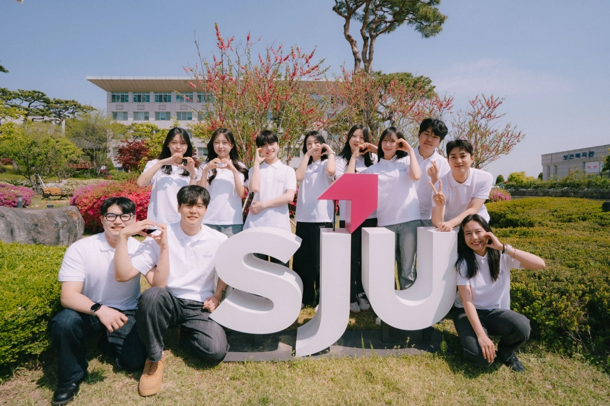 서정대 전경과 학생들