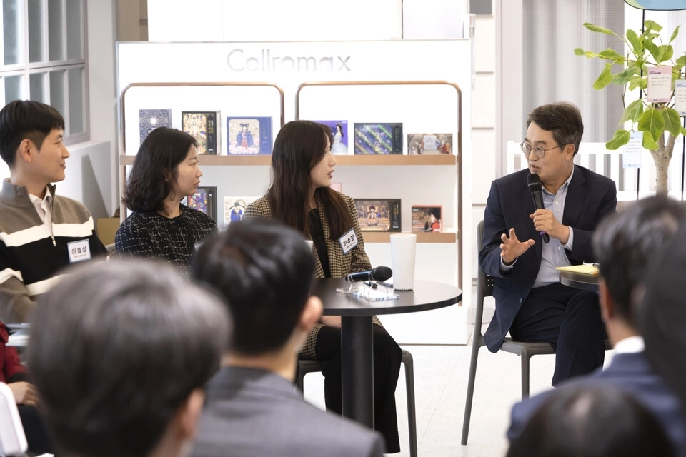 김동연 경기지사가 지난 10월 주 4.5일제 시범사업에 참여 중인 용인 소재 ㈜셀로맥스 사이언스 임직원들과 간담회를 진행하고 있다. (경기도 제공)