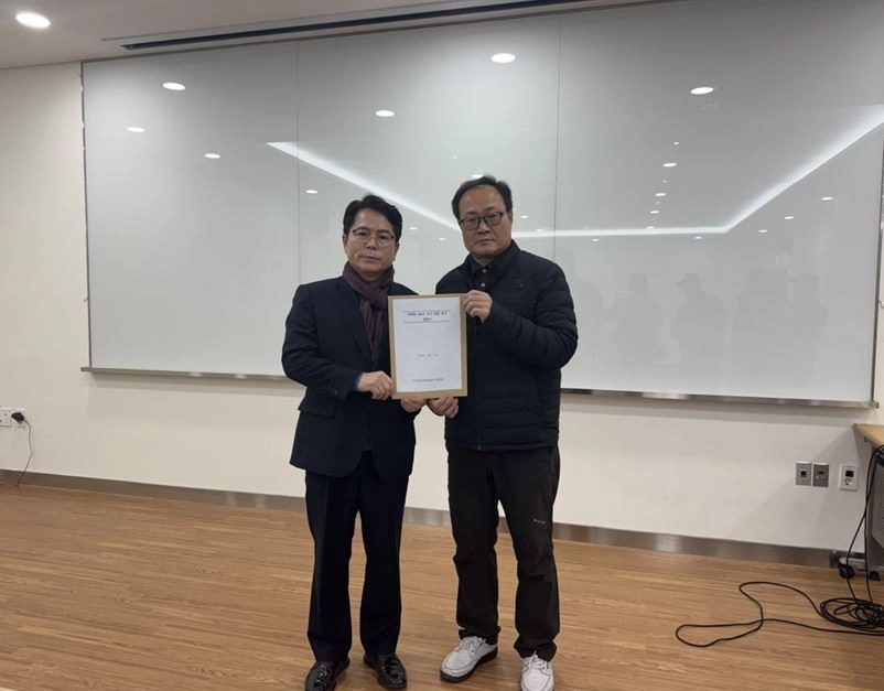 금광연 하남시의회 의장(왼쪽)과 미사입주자대표회의연합회 임원진. 금광연 의장실 제공