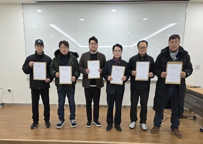 금광연 하남시의회 의장(오른쪽에서 세 번째)이 지난 24일 미사입주자대표회의연합회 임원진으로부터 지하철 9호선 조기 착공 성명서를 전달받고 사진촬영을 하고 있다. 금광연 의장실 제공