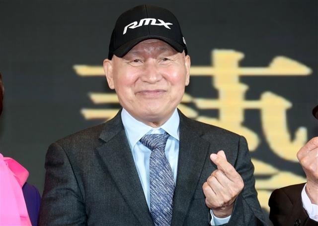 배우 안성기가 20일 오후 서울 강동구 고덕동 스테이지28에서 열린 ‘제12회 아름다운예술인상’에서 손하트 포즈를 하고 있다. 2022.10.20 뉴스1