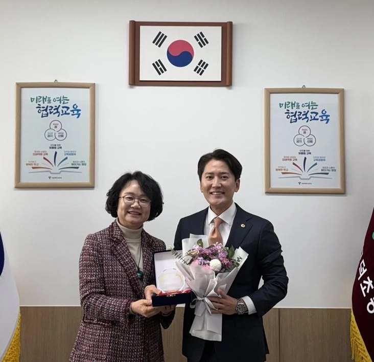 지난 30일 마포구 공덕초등학교(교장 라향숙)로부터 감사패를 받은 이민석 의원(오른쪽)