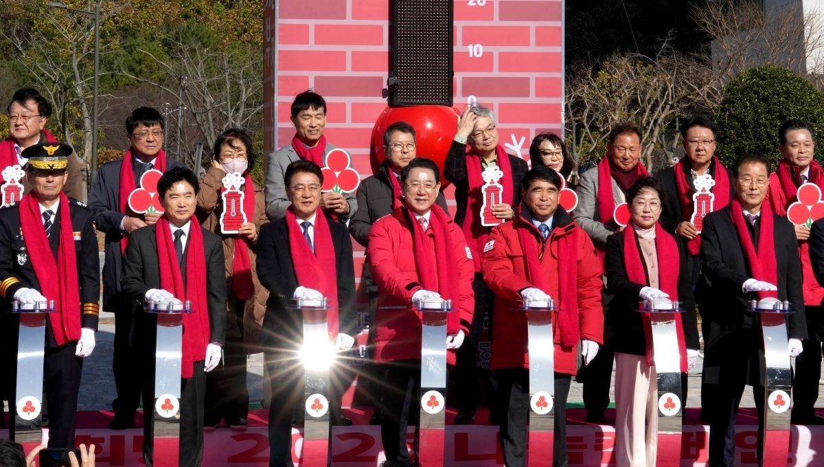 1일 전남도청 광장에서 열린 ‘희망 2026 나눔캠페인’ 출범식 및 사랑의 온도탑 제막식에서 김영록 전남지사, 김태균 전남도의장, 김대중 전남교육감 등 참석자들이 사랑의 온도 올리기 퍼포먼스를 하고 있다. 전남도 제공.