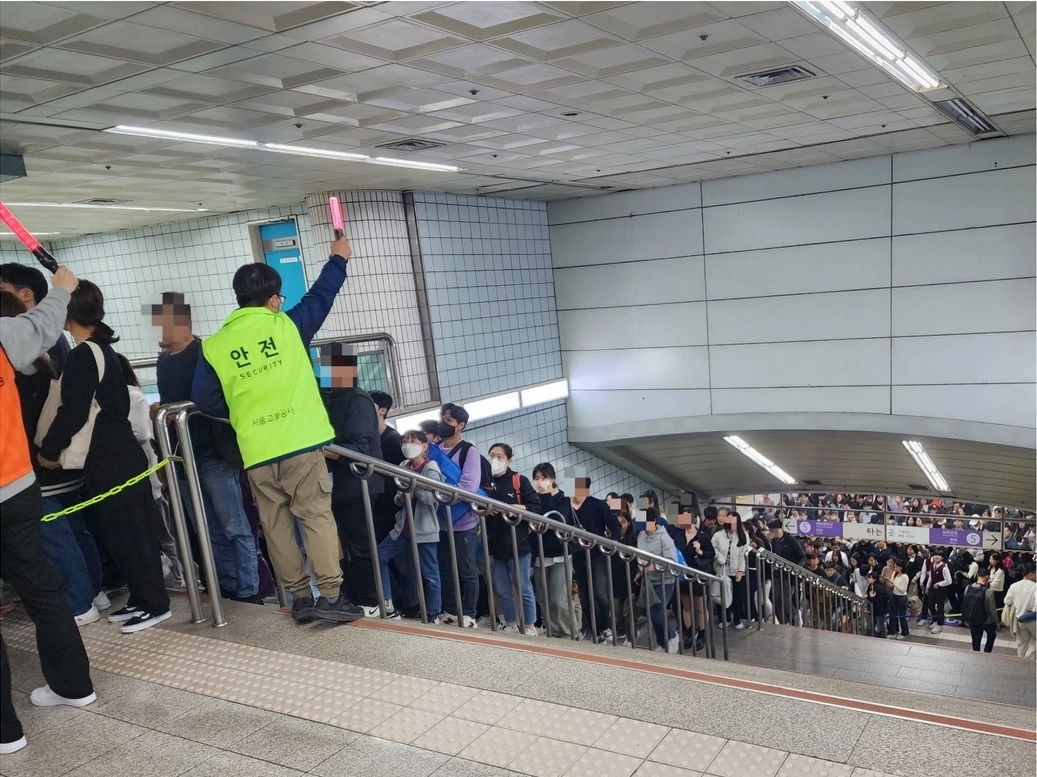 지하철역 계단에서 서울교통공사 안전요원들이 인파를 관리하고 있다. 서울교통공사 제공