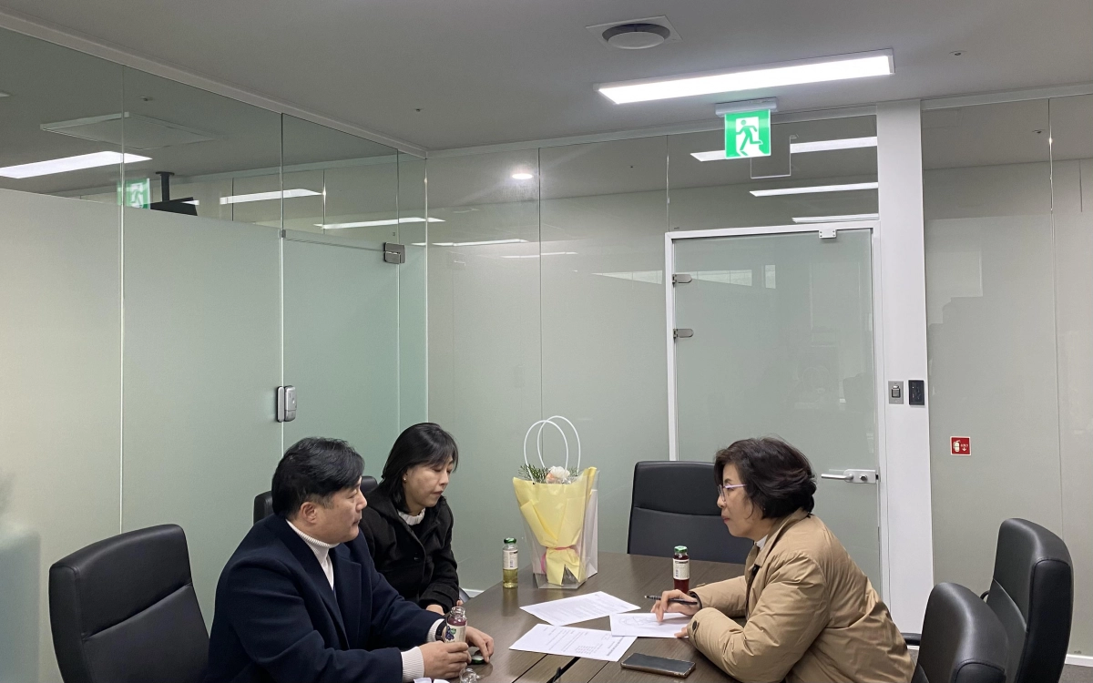 김미숙 의원이 30일 경기도의회에서 의사상자 예우 및 지원 방안 마련을 위한 간담회를 개최하고 의사상자 관련 단체 관계자와 의견을 나누고 있다.(사진=경기도의회)