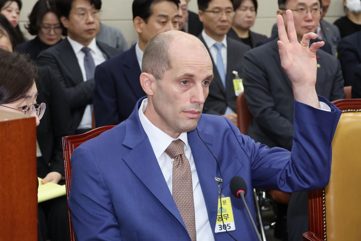 해롤드 로저스 한국 쿠팡 임시대표가 31일 국회 과학기술정보방송통신위원회에서 열린 쿠팡 침해사고 및 개인정보 유출, 불공정 거래, 노동환경 실태 파악과 재발 방지 대책 마련을 위한 청문회에서 답변 기회를 요청하고  있다. 2025.12.31 연합뉴스