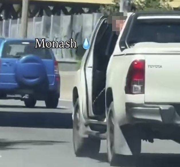 호주 빅토리아주 모나시 고속도로를 달리던 차량 문 밖으로 소변을 보는 남성이 포착됐다. 소셜미디어(SNS) 캡처