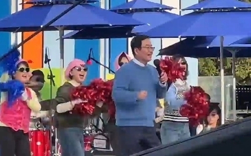 광주 북구 동강대 운동장에서 진행된 KBS전국노래자랑 ‘광주 북구편’ 녹화현장. 무대에 올라 노래를 부르는 문인 구청장 뒤에서 여성 공무원들이 춤을 추고 있다. 연합뉴스 제공