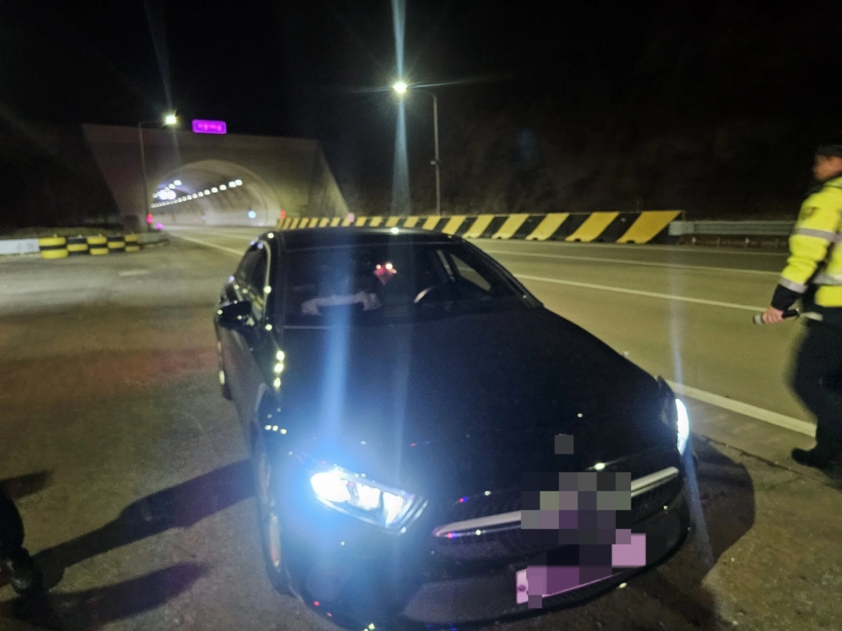 부산울산 고속도로에서 술에 취한 A씨가 운전한 차량. 부산경찰청 제공.