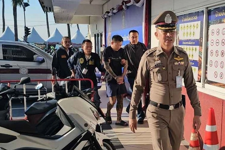 태국 파타야의 한 술집에서 중국인 남성들이 흉기 난동을 벌여 경비원 3병이 다치는 사건이 벌어진 가운데 파타야 경찰이 지난 29일(현지시간) 용의자 중 한 명인 36세 중국인 남성을 체포해 연행하고 있다. 방콕포스트 홈페이지 캡처