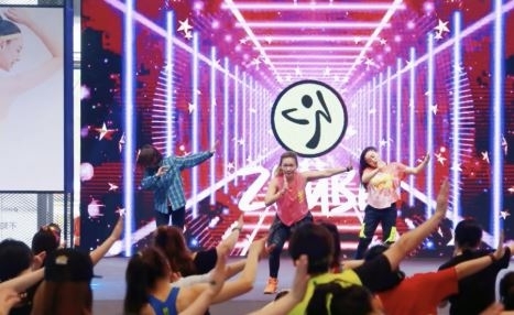 캠프에서 진행되는 하루 4시간 운동 중 에어로빅 수업 장면. 인스타그램(@eggeats) 캡처