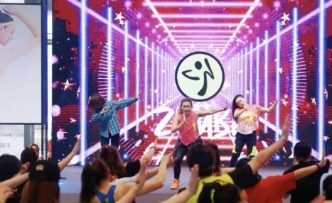 캠프에서 진행되는 하루 4시간 운동 중 에어로빅 수업 장면. 인스타그램(@eggeats) 캡처