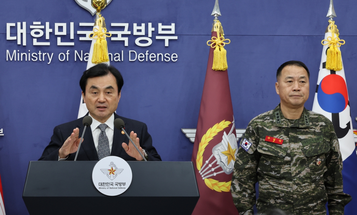 안규백 국방부 장관(왼쪽)과 주일석 해병대사령관이 31일 서울 용산구 국방부 브리핑룸에서 ‘준4군 체제로의 해병대 개편’ 관련 기자회견을 하고 있다. 2025.12.31. 연합뉴스