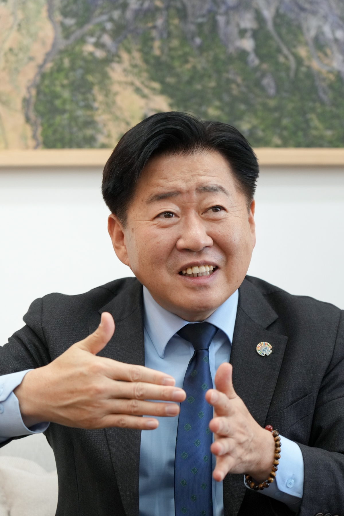 오영훈 제주도지사가 31일 집무실에서 출입기자단과의 신년 차담회에서 새해 핵심정책의 방향을 설명하고 있다. 제주도 제공