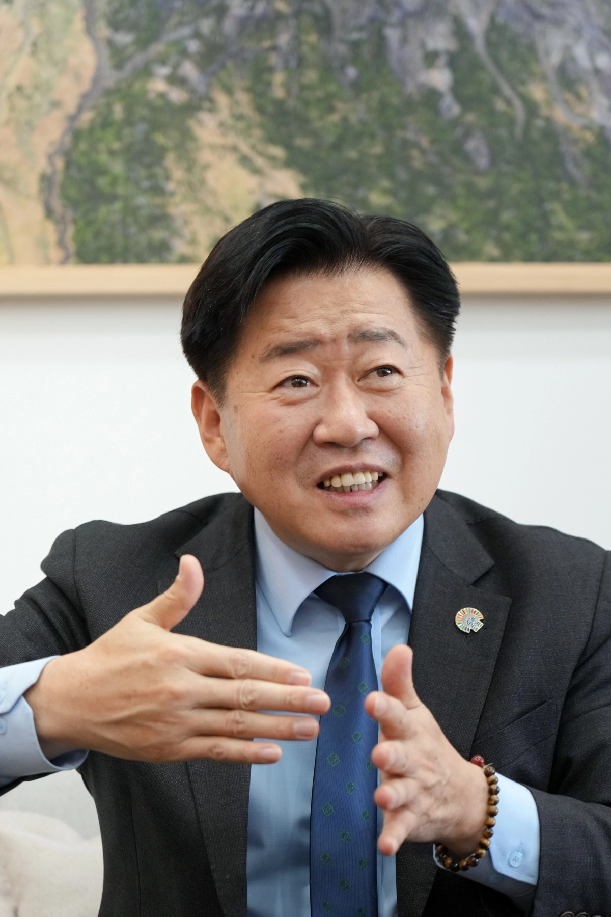 오영훈 제주도지사가 31일 집무실에서 출입기자단과의 신년 차담회에서 새해 핵심정책의 방향을 설명하고 있다. 제주도 제공