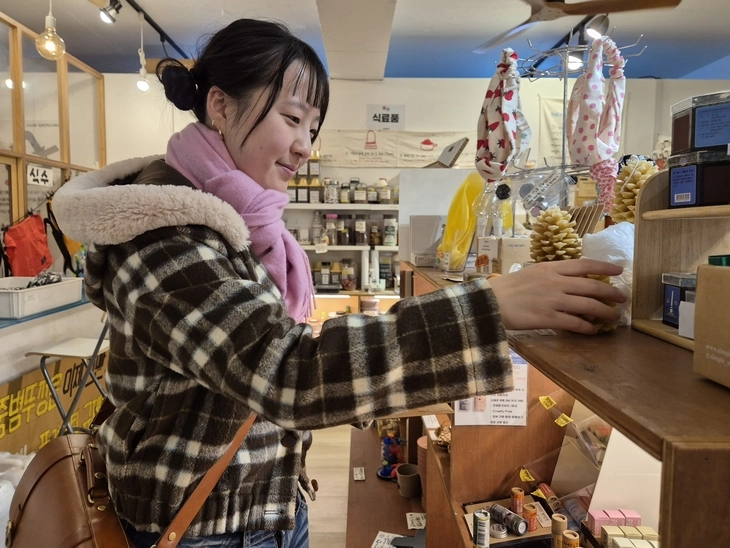 직장인 김승민(26)씨가 31일 서울 마포구 알맹상점에서 연말을 맞아 지인들에게 선물로 줄 친환경 양초를 고르고 있다. 반영윤 기자