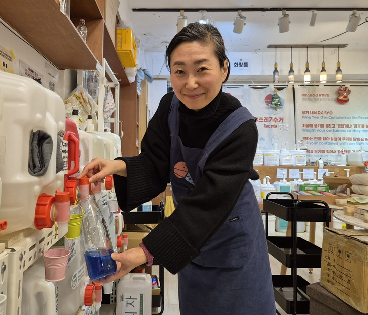고금숙(47) 알맹상점 대표가 자신의 매장에서 유리병에 세탁 세제를 담고 있다. 반영윤 기자