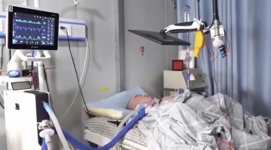 인공호흡기에 의존한 채 병상에 누워 있는 리샤. 중국 CCTV 캡처