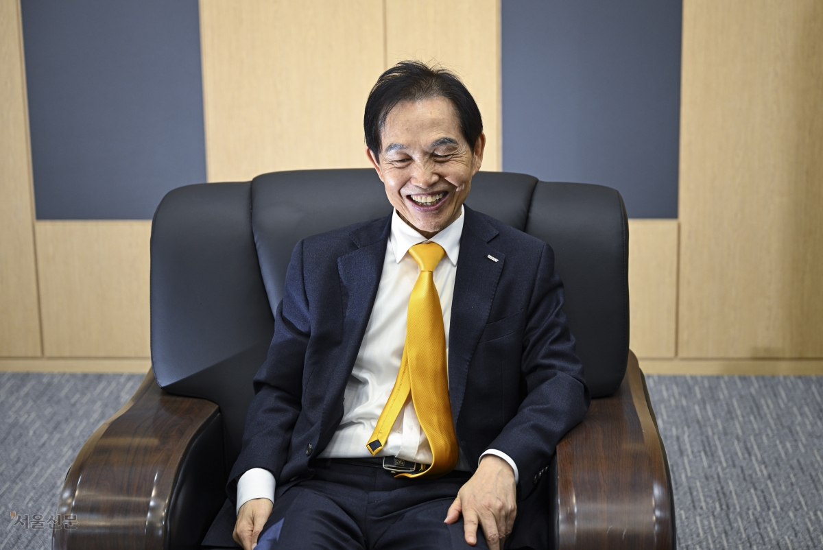 이광형 카이스트(한국과학기술원) 총장이 지난 19일 서울 중구 한국프레스센터의 서울신문 회의실에서 신년 대담을 하고 있다. 고정관념에서 벗어나는 실험으로 평소 TV를 거꾸로 본다는 이 총장은 “이제는 TV 자막도 읽는다”고 말했다.  이지훈 기자